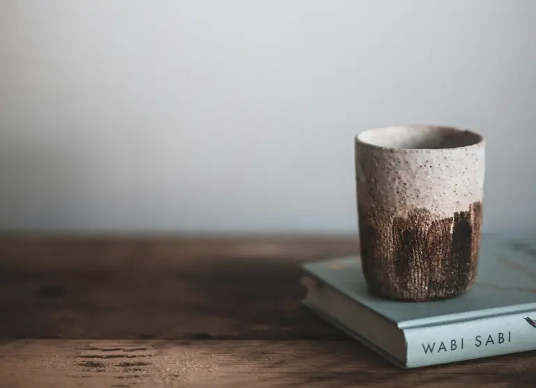Tasse thé avec un livre sur le Wabi-Sabi