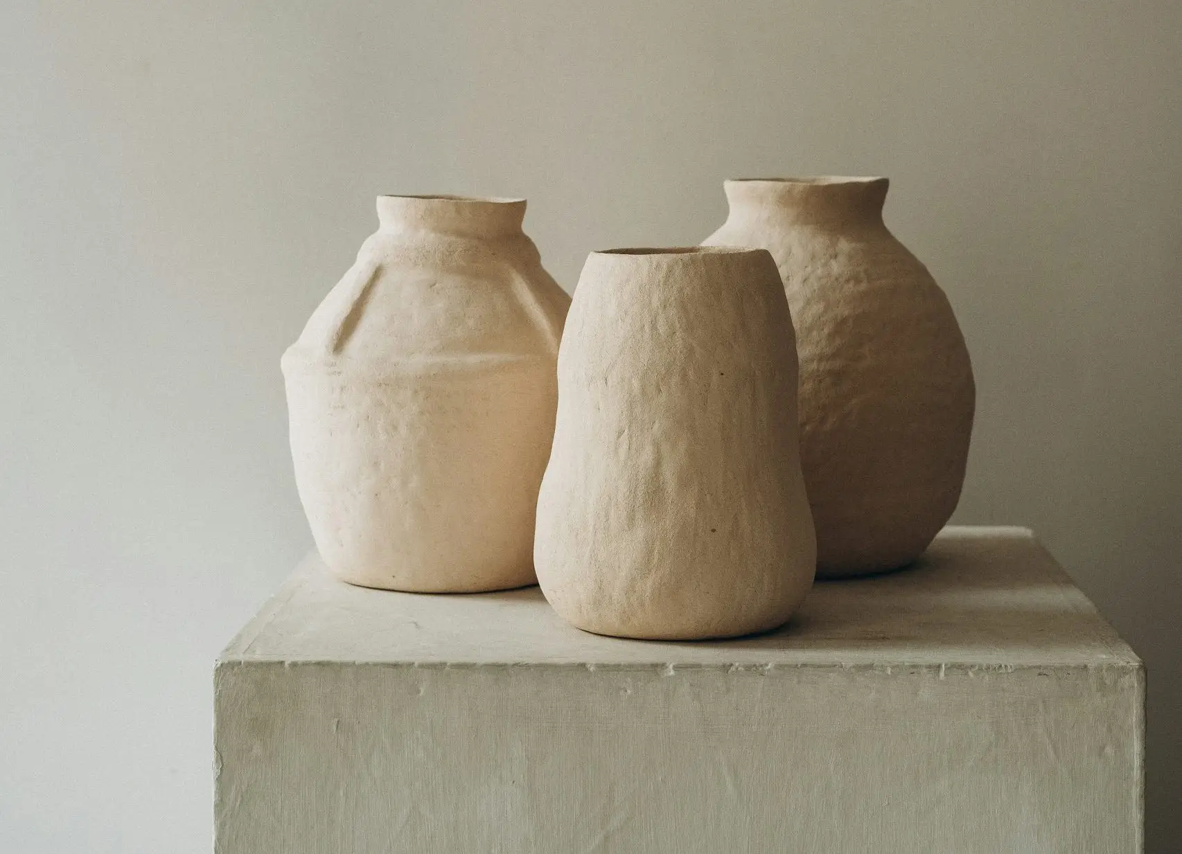 Poteries beiges faites à la main avec des Imperfections